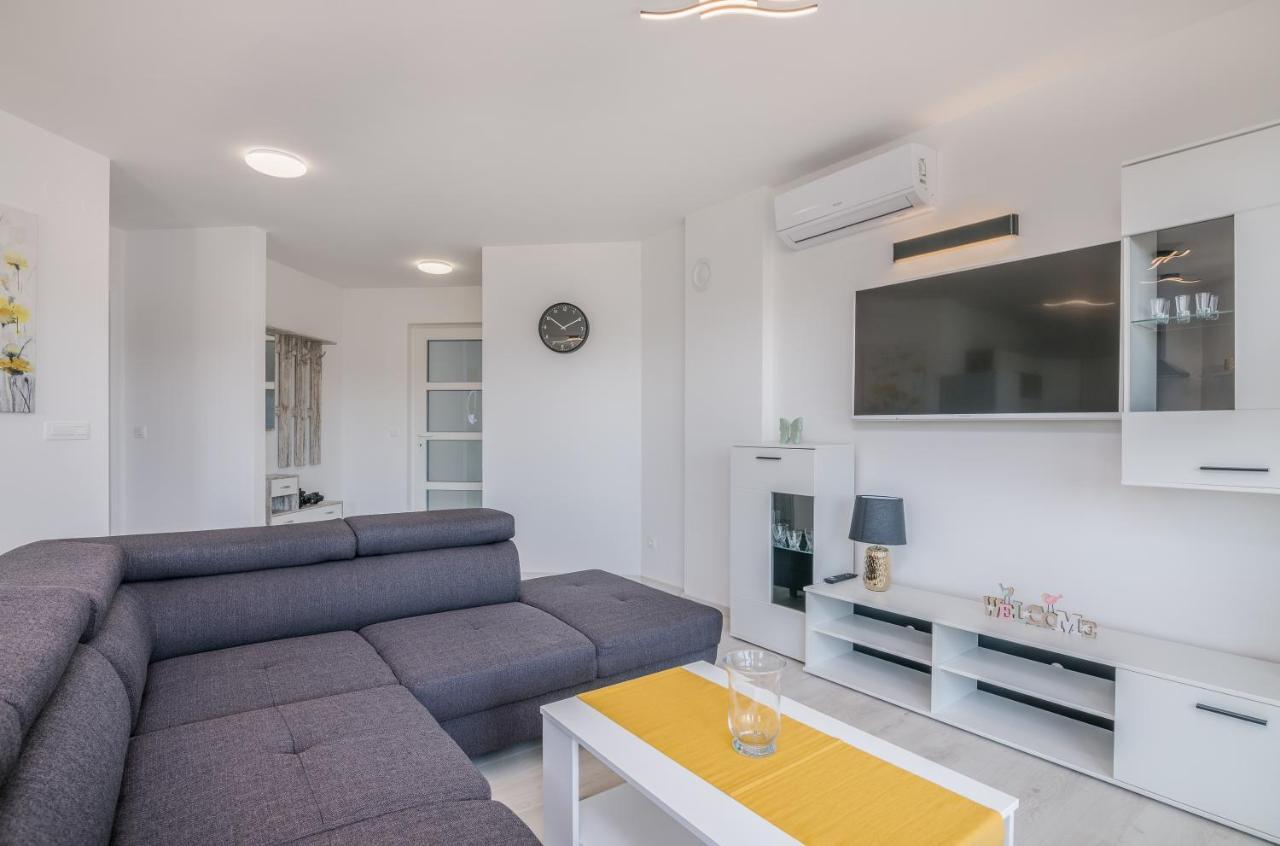 Apartments Villa "Aurea" With Pool Krk Town Exterior photo